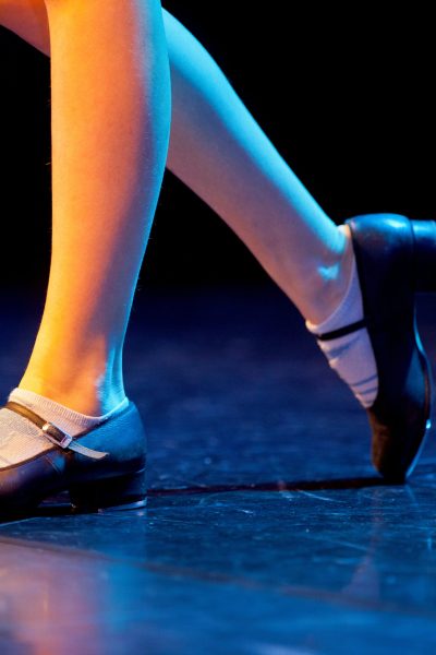 Photo d'une danseuse de claquettes sur scène